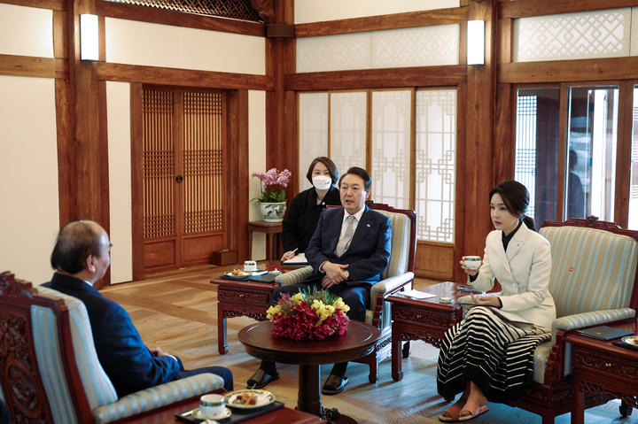 [서울=뉴시스] 윤석열 대통령과 부인 김건희 여사가 6일 청와대 상춘재에서 응우옌 쑤언 푹 베트남 국가주석과 친교 차담을 하고 있다. (사진=대통령실 제공) 2022.12.06. photo@newsis.com *재판매 및 DB 금지