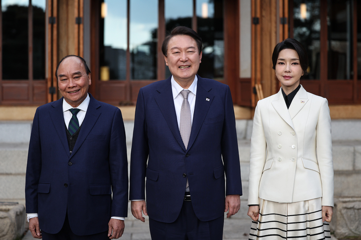 [서울=뉴시스] 윤석열 대통령과 부인 김건희 여사가 6일 청와대 상춘재에서 응우옌 쑤언 푹 베트남 국가주석과 친교 차담에 앞서 기념촬영을 하고 있다. (사진=대통령실 제공) 2022.12.06. photo@newsis.com *재판매 및 DB 금지