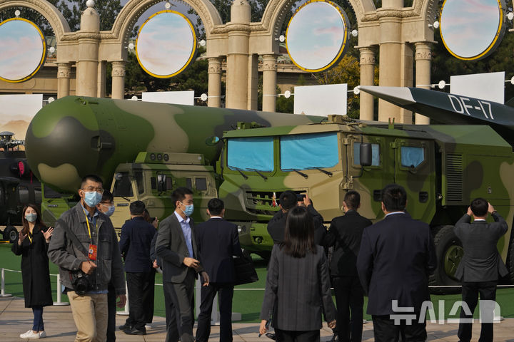 [베이징=AP/뉴시스]2022년 10월22일 중국 베이징의 전시장에서 관람객들이 DF-41 및 DF-17 탄도미사일을 살펴보고 있다. 이들 미사일은 시진핑주석의 대표적 업적으로 홍보되는 것들이다. 중국의 급속한 핵전력 확대에 미국이 본격 대응하기 시작했다. 2024.8.21. 