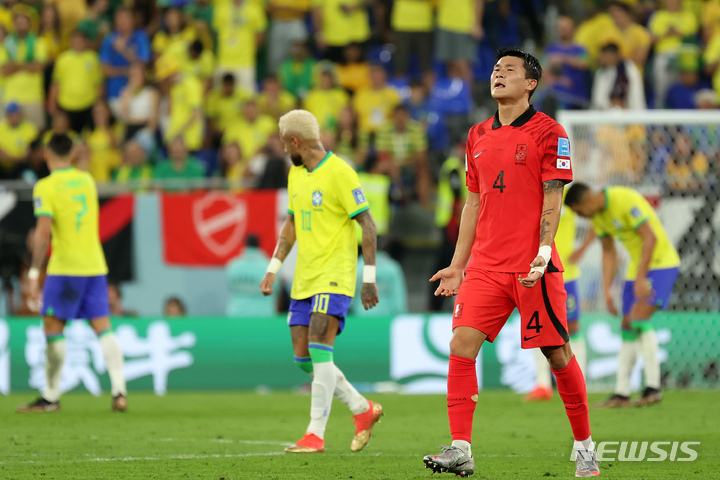 [도하(카타르)=뉴시스] 백동현 기자 = 지난 5일(현지시간) 카타르 도하 스타디움 974에서 열린 2022 카타르 월드컵 16강전 브라질과 대한민국의 경기, 김민재가 아쉬워하고 있다. 2022.12.06. livertrent@newsis.com