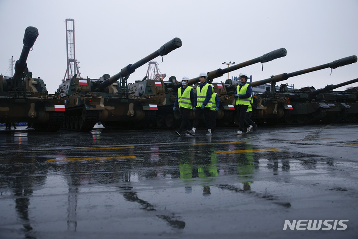 [그드니아=AP/뉴시스] 6일(현지시간) 폴란드 그드니아 해군기지에 K9 자주포가 세워져 있다. 2022.12.08.