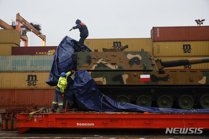 [그드니아=AP/뉴시스] 6일(현지시간) 폴란드 그드니아 해군기지에서 관계자들이 K9 자주포 하역 작업을 하고 있다. 2022.12.08.