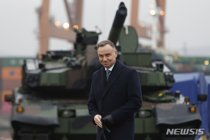 [그디니아=AP/뉴시스] 안제이 두다 폴란드 대통령이 6일(현지시간) 폴란드 그디니아항에서 열린 한국산 K9 '선더' 자주포와 K2 '흑표' 전차 입고식에 참석해 기자회견을 하고 있다. 2022.12.06.