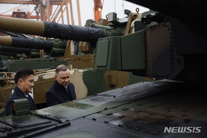 [그디니아=AP/뉴시스] 엄동환(왼쪽) 방위사업청장이 6일(현지시간) 안제이 두다 폴란드 대통령과 함께 폴란드 그디니아항에서 열린 한국산 K9 '선더' 자주포와 K2 '흑표' 전차 입고식에 참석해 K2 전차를 검수하고 있다. 2022.12.06.