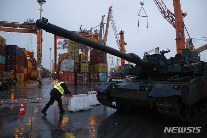 [그드니아=AP/뉴시스] 6일(현지시간) 폴란드 그드니아 해군기지에서 K2 전차와 K9 자주포 하역 작업이 이뤄지고 있다. 2022.12.08.