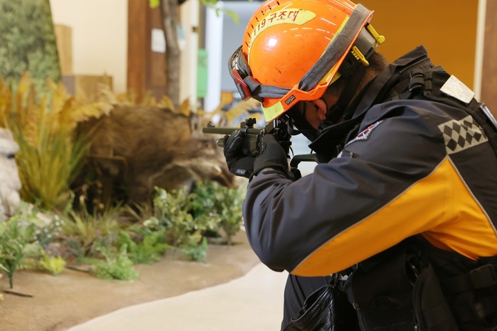[수원=뉴시스] 동물포획용 마취총. (사진=경기도 소방재난본부 제공) *재판매 및 DB 금지