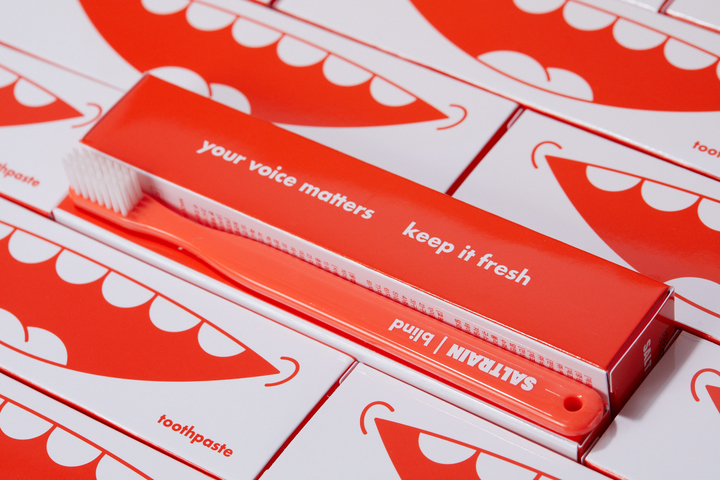 [서울=뉴시스] 블라인드가 솔트레인과 협업해 출시한 치약·칫솔 패키지. (사진=블라인드 제공) 2022.12.07. photo@newsis.com *재판매 및 DB 금지