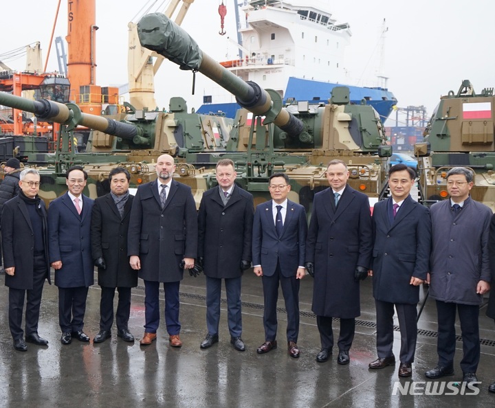 [창원=뉴시스] 홍정명 기자=6일(현지시간) 폴란드 그드니아에서 열린 현대로템 수출 K2전차 첫 입하 환영식에서 이정엽(왼쪽부터) 현대로템 디펜스솔루션사업부장, 이용배 현대로템 사장, 임훈민 주폴란드 대사, 세바스티안 흐바웩 PGZ 회장, 마리우시 브와슈차크 폴란드 부총리 겸 국방장관, 손재일 한화에어로스페이스사장, 안제이 세바스티안 두다 폴란드 대통령, 엄동환 방위사업청장, 유동준 국방부 전력자원관리실장 등이 기념촬영을 하고 있다.(사진=현대로템 제공)2022.12.07. photo@newsis.com