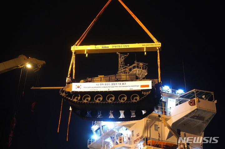 [창원=뉴시스] 홍정명 기자= 현대로템 창원공장에서 제작해 첫 수출한 K2전차가 6일(현지시간) 폴란드 그드니아 항구에서 하역되고 있다.(사진=현대로템 제공)2022.12.07. photo@newsis.com