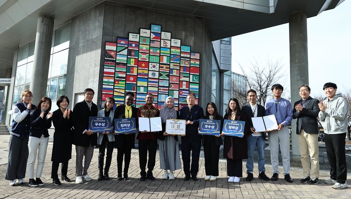 영남대학교 박정희새마을대학원 유학생들이 제6회 새마을 UCC 공모전에서 대상과 우수상 등 5개 상을 휩쓴후 기념 촬영을 하고 있다.  *재판매 및 DB 금지