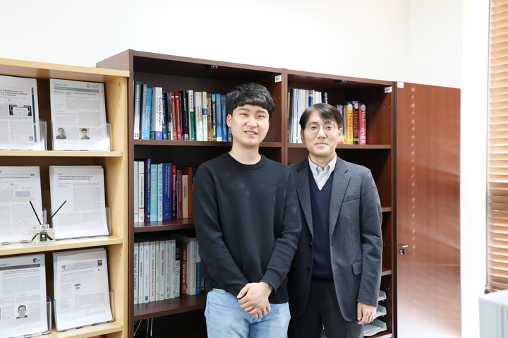 DGIST 에너지공학과 이종원 교수(오른쪽)와 정우영 석·박사통합과정생 *재판매 및 DB 금지