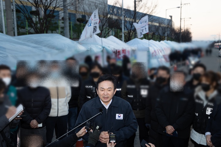 원희룡 국토교통부 장관이 지난 6일 포항 철강산업단지 내 집단운송거부 현장에 이어 화물연대 포항지역본부를 방문, 화물연대 조합원들과 면담을 진행하고 복귀를 촉구하고 있다.(사진 제공=국토부) *재판매 및 DB 금지