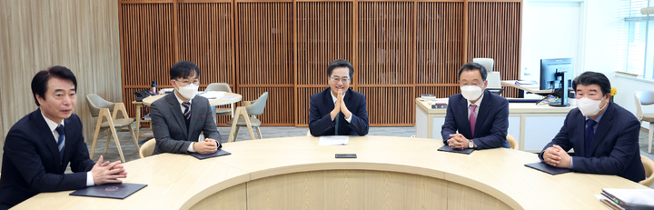 2일 오전 경기도청 도지사 집무실에서 김동연 경기도지사가 4개 공공기관 기관장에게 임명장을 수여하고 기념촬영을 하고 있다. (사진=경기도 제공) *재판매 및 DB 금지