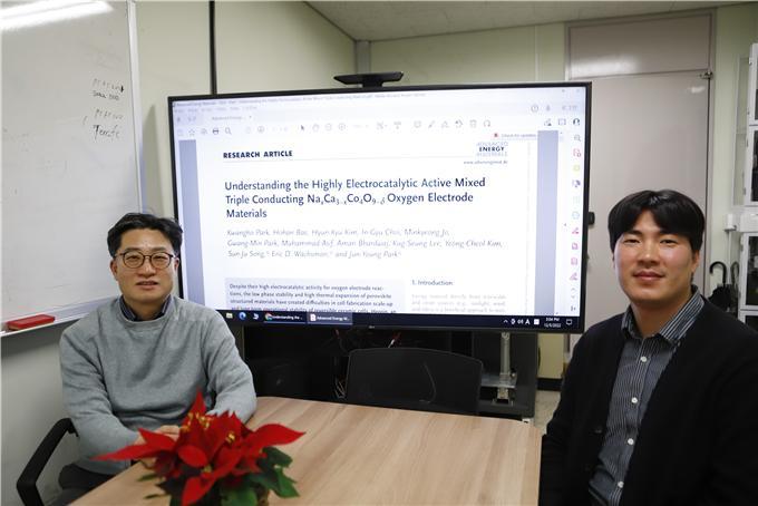 세종대 나노신소재공학과 박준영(왼쪽) 교수와 박광호 대학원생. 사진 세종대 *재판매 및 DB 금지