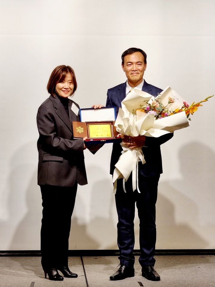 [서울=뉴시스]네이버파이낸셜의 기술개발을 총괄하고 있는 이승배 부사장(오른쪽)이 6일 서울 중구 웨스틴조선호텔에서 열린 '2022년 올해의 CIO(Chief Information Officer)상' 시상식에서 국내 금융산업의 혁신과 디지털 혁신에 기여한 점을 인정받아 '올해의 CIO상 이노베이션 CIO부문'을 수상했다.(사진=네이버파이낸셜 제공)2022.12.07 photo@newsis.com *재판매 및 DB 금지