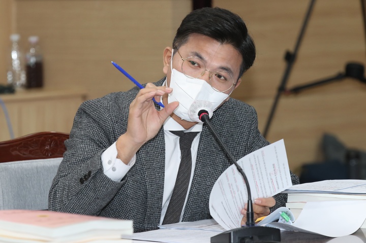[제주=뉴시스] 현지홍 제주도의원이 7일 제주도의회 예산결산특별위원회 회의에서 질의하고 있다. (사진=제주도의회 제공) 2022.12.07. photo@newsis.com *재판매 및 DB 금지