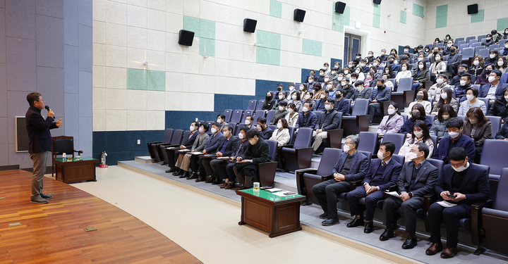 [함평=뉴시스] 안도걸 전 기획재정부 2차관이 7일 함평군에서 '한국 재정의 현황과 과제'를 주제로 특강을 하고 있다. (사진=함평군 제공) photo@newsis.com *재판매 및 DB 금지