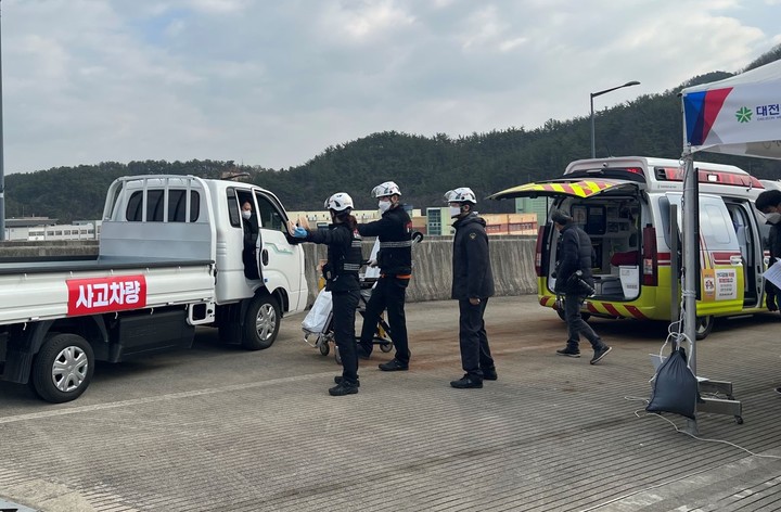 [대전=뉴시스] 조명휘 기자 = 대전시가 7일 오후 서구 가수원동 구봉로 정림대교 위에서 겨울철 자연재난 대비를 위한 ‘2022년 겨울철 스마트 폭설대응 현장훈련’을 실시하고 있다. (사진= 대전시 제공) 2022.12.07. photo@newsis.com *재판매 및 DB 금지