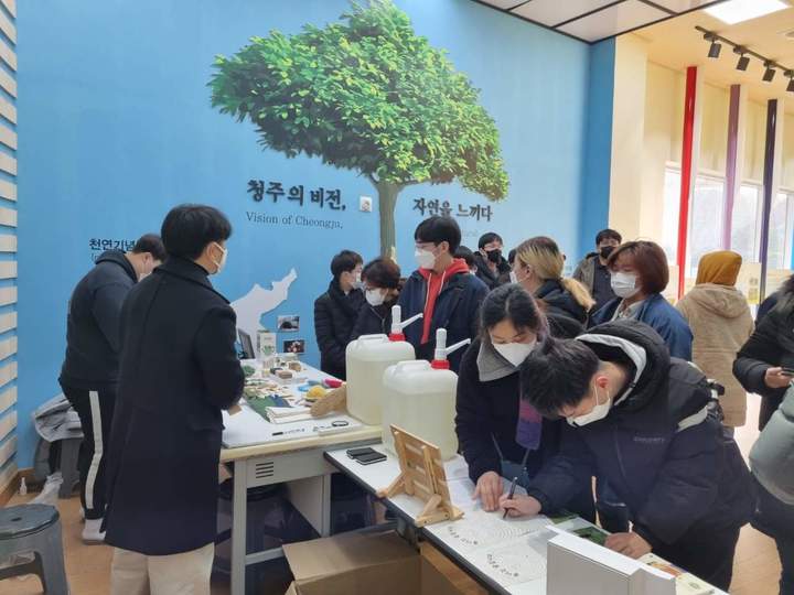 7일 충북도교육청과 초록학교추진협의회가 주최한&nbsp; '2022 초록학교한마당'가 청주국제에코콤플렉스에서 열려 학생들이 체험 프로그램에 참여하고 있다.2022.12.07.kipoi@newsis.com&nbsp; *재판매 및 DB 금지