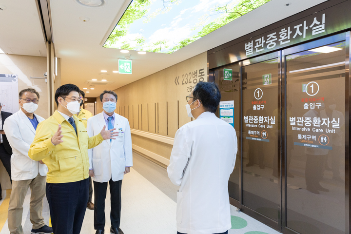 7일 오후 오병권 행정1부지사가 부천시 중동에 위치한 순천향대학교 부천병원을 찾아 코로나19 전담병상 운영 등 현장을 살펴보고 있다. (사진=경기도 제공) *재판매 및 DB 금지