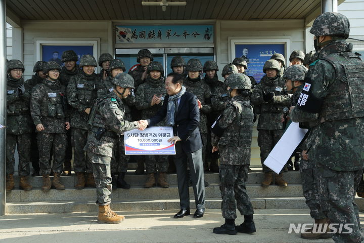 [서울=뉴시스] 권영세 통일부 장관 5사단 장병 위문 방문. (사진=통일부 제공) 2022.12.07