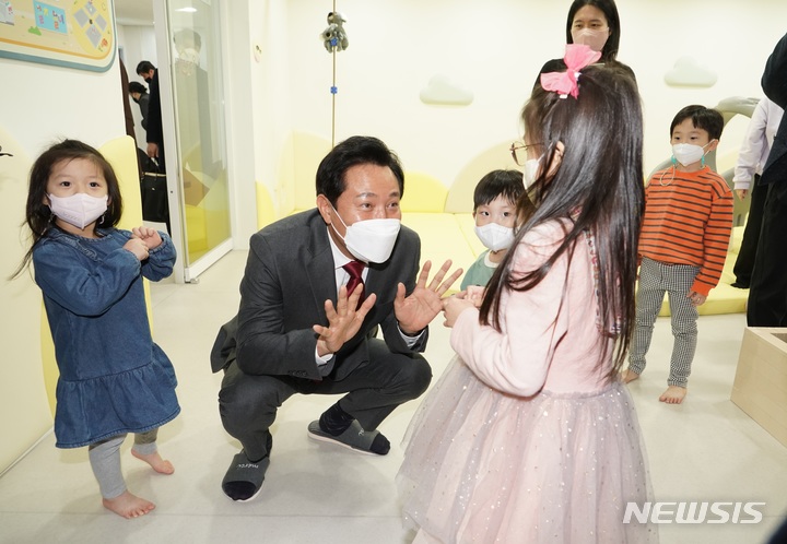 [서울=뉴시스]지난해 12월7일 서울형 키즈카페 2호 중랑점을 찾은 오세훈 서울시장. (사진=서울시 제공). 2022.12.07. photo@newsis.com