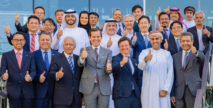 [서울=뉴시스] 홍찬선 기자 = 6일(현지시간) 중동 오만의 수도 무스카트에서 열린 제34차 국제공항협회(ACI) 아시아·태평양 지역 이사회에서 윤형중(2열 왼쪽에서 4번째) 한국공항공사 사장과 김경욱(왼쪽 2열 첫번째) 인천공항공사 사장, 국제공항협회 관계자들이 기념사진을 촬영하고 있다. (사진=한국공항공사 제공) 2022.12.07. photo@newsis.com *재판매 및 DB 금지