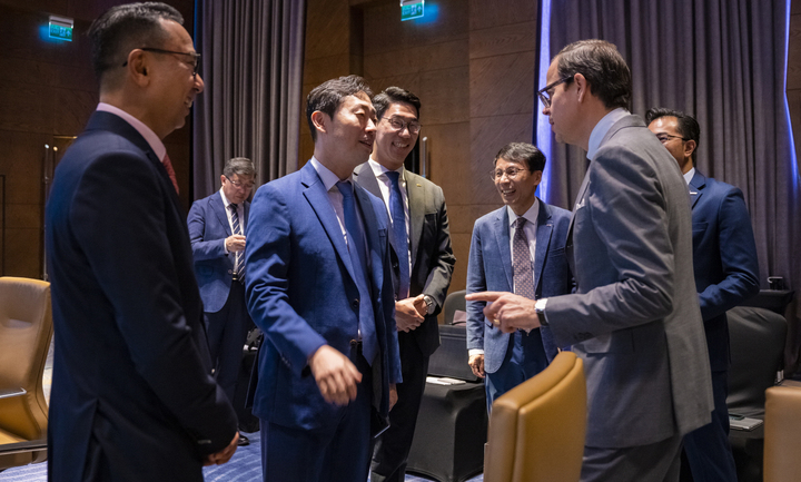 [서울=뉴시스] 홍찬선 기자 = 6일(현지시간) 중동 오만의 수도 무스카트에서 열린 제34차 국제공항협회(ACI) 아시아·태평양 지역 이사회에서 윤형중(왼쪽에서 두번째) 한국공항공사 사장이 엠마뉴엘 메넌튜 국제공항협회 이사회장 겸 캄보디아공항 사장, 다토 이스칸다르 미잘 마하무드 말레이시아공항 홀딩스 사장과 환담을 나누고 있다. (사진=한국공항공사 제공) 2022.12.07. photo@newsis.com *재판매 및 DB 금지