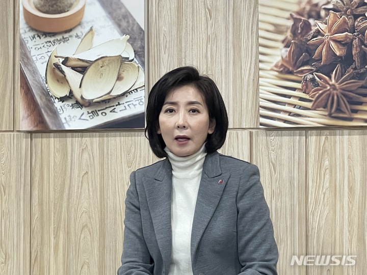 [대구=뉴시스] 정창오 기자 = 국민의힘 차기 당권주자로 거론되고 있는 나경원 대통령직속 저출산고령사회위원회 부위원장 겸 외교부 기후환경대사가 7일 오후 대구한방의료체험타운에서 ‘청년 4.0포럼’이 개최한 ‘특별기획 청년 33인이 초청한 리더에게 청년의 길을 묻다’에서 특강을 하고 있다. 2022.12.07. jco@newsis.com