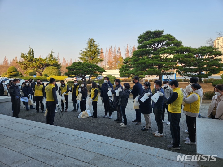 [창원=뉴시스] 홍정명 기자= 한국산업단지공단 경남지역본부 임직원들이 7일 창원 청사 앞에서 창원국가산업단지 도로를 걸어면서 쓰레기 등을 줍는 플로깅 활동을 위해 출발하고 있다.(사진=산단공 경남본부 제공)2022.12.07. photo@newsis.com