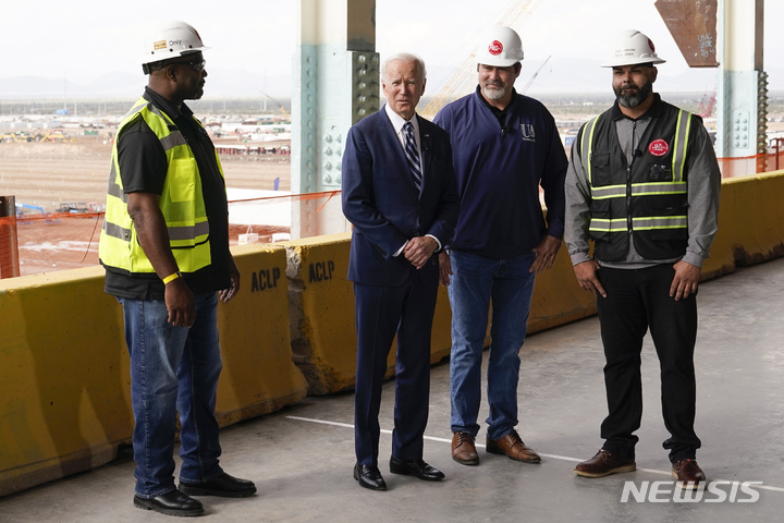[피닉스=AP/뉴시스] 조 바이든 전 미국 대통령이 재임시절 애리조나주 피닉스에 있는 대만 반도체 제조회사 TSMC 공장 건설 현장을 방문해 둘러보고 있다. 2022.12.07