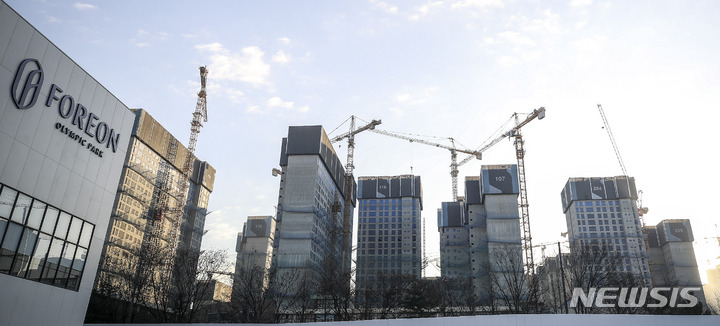 [서울=뉴시스] 정병혁 기자 = 특별공급 결과 일부 유형 미달을 기록한 서울 강동구 '올림픽파크 포레온'(둔촌주공 재건축)이 일반공급 1순위 해당지역 청약에서 평균 3.7대 1의 저조한 경쟁률을 기록했다. 한국부동산원 청약홈에 따르면 이날 진행된 올림픽파크 포레온 일반공급 1순위 당해지역(서울시 2년 이상 거주자) 청약은 3695가구 모집에 1만3647명이 신청해 평균 경쟁률 3.7대 1을 기록했다. 사진은 7일 오전 서울 강동구 올림픽파크 포레온 건설현장의 모습. 2022.12.07. jhope@newsis.com