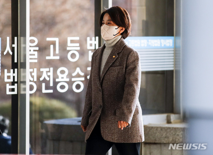 [서울=뉴시스] 정병혁 기자 = 이은주 정의당 의원이 7일 오전 서울 서초구 서울중앙지방법원에서 열린 서울지하철공사 노조 간부 신분으로 비례 경선 참여 관련 선고기일에 출석하고 있다. 2022.12.07. jhope@newsis.com