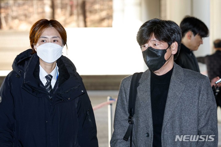 [서울=뉴시스] 정병혁 기자 = 남욱 변호사가 7일 오전 서울 서초구 서울중앙지방법원에서 열린 위례신도시 개발 특혜 의혹 추가기소 1차 공판에 출석하고 있다. (공동취재사진) 2022.12.07. photo@newsis.com