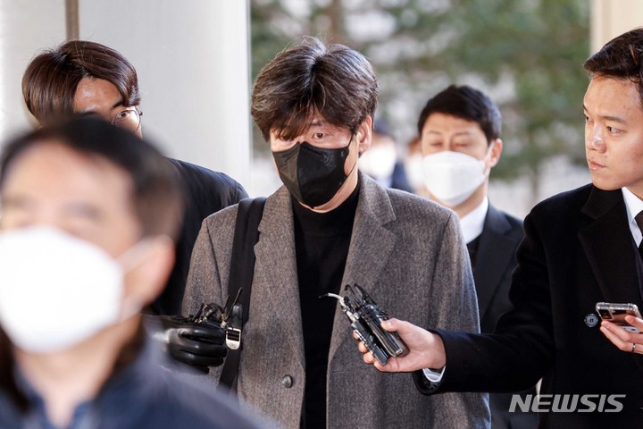 [서울=뉴시스] 정병혁 기자 = 남욱 변호사가 7일 오전 서울 서초구 서울중앙지방법원에서 열린 위례신도시 개발 특혜 의혹 추가기소 1차 공판에 출석하고 있다. (공동취재사진) 2022.12.07. photo@newsis.com