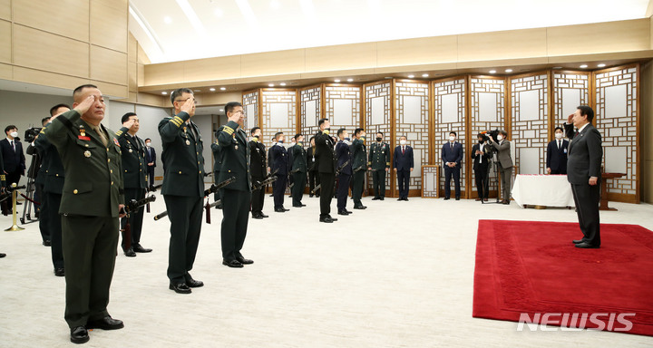 [서울=뉴시스] 전신 기자 = 윤석열 대통령이 7일 서울 용산 대통령실 청사에서 열린 장성 보직 신고 및 삼정검 수치 수여식에서 경례를 받고 있다. 2022.12.07. photo1006@newsis.com