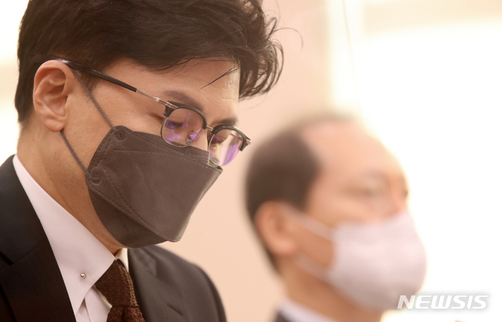 [서울=뉴시스] 고범준 기자 = 한동훈 법무부 장관이 7일 오전 서울 여의도 국회에서 열린 법제사법위원회 전체회의에서 자료를 살펴보고 있다. 2022.12.07. bjko@newsis.com