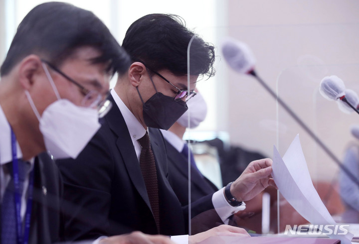 [서울=뉴시스] 고범준 기자 = 한동훈 법무부 장관이 7일 오전 서울 여의도 국회에서 열린 법제사법위원회 전체회의에서 자료를 살펴보고 있다. 2022.12.07. bjko@newsis.com