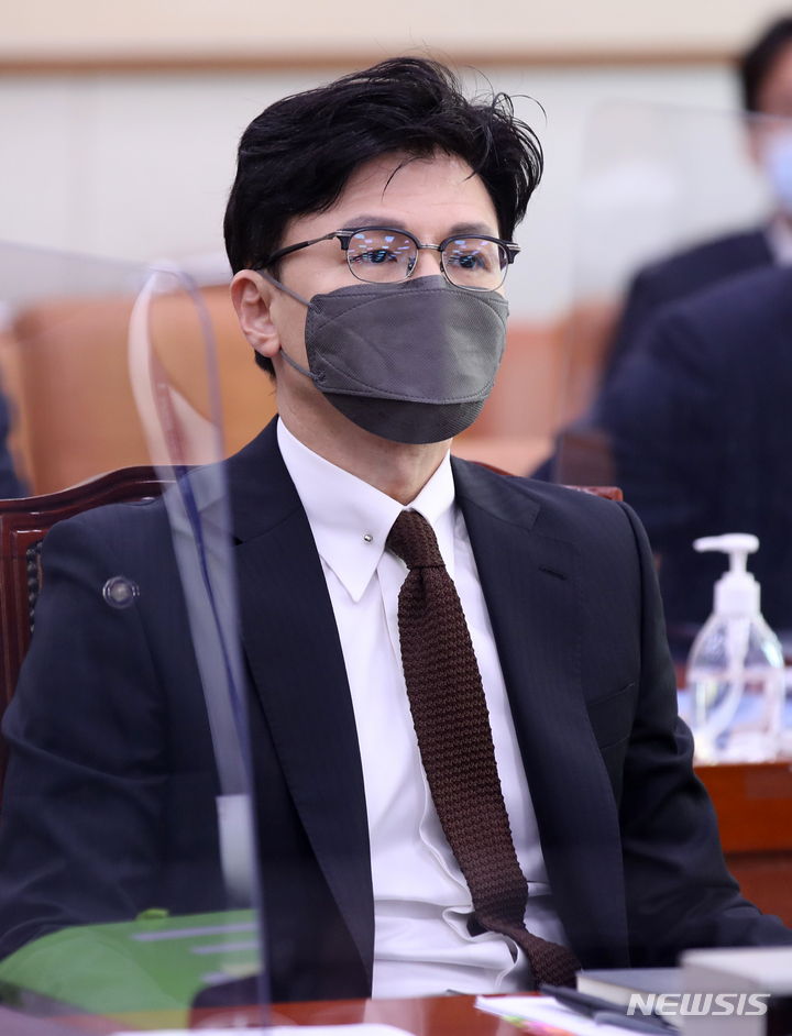 [서울=뉴시스] 고범준 기자 = 한동훈 법무부 장관이 7일 오전 서울 여의도 국회에서 열린 법제사법위원회 전체회의에 참석해 자리에 앉아 있다. 2022.12.07. bjko@newsis.com