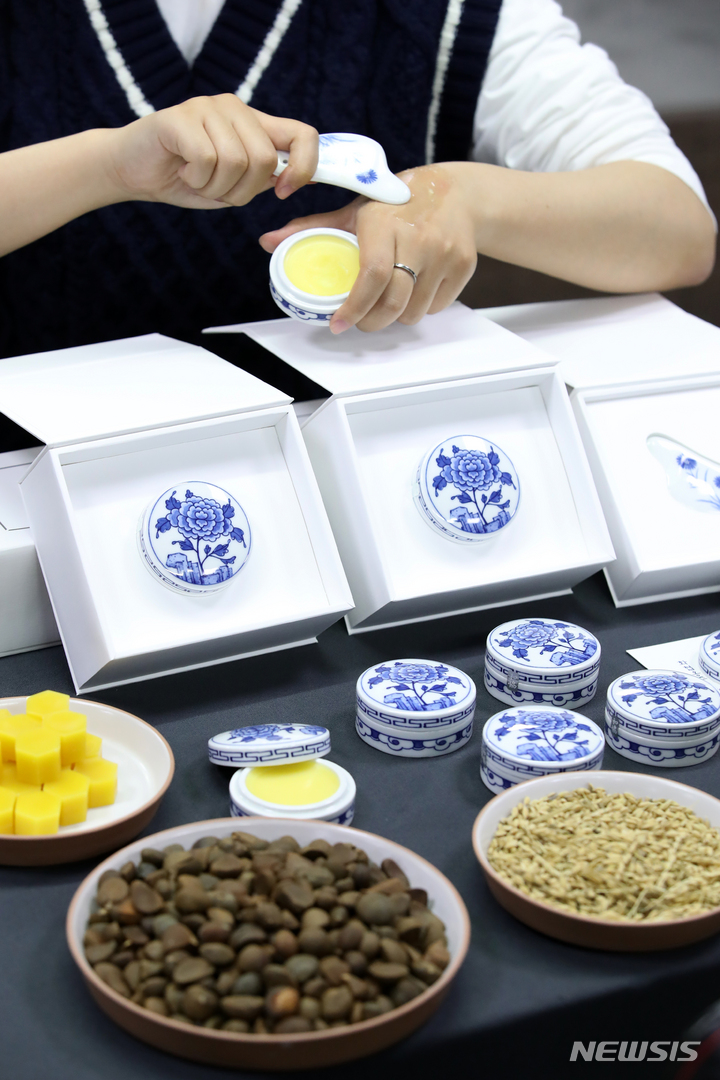 [서울=뉴시스] 박진희 기자 = 문화재청 한국전통문화대학교와 국립고궁박물관이 7일 서울 종로구 국립고궁박물관 본관 강당에서 전통화장품 ‘화협옹주 도자에디션’ 제품을 공개하고 있다. 영조의 딸이자 사도세자 친누이인 화협옹주묘(남양주시 삼패동 소재)에서 2015년부터 2017년까지 진행된 발굴조사를 통해 생전에 사용한 화장품 용기(9건-갈색고체 5건, 액체류 2건, 백분 1건, 적분 1건)를 포함한 총 47건 93점의 유물이 출토되었다. 2022.12.07. pak7130@newsis.com