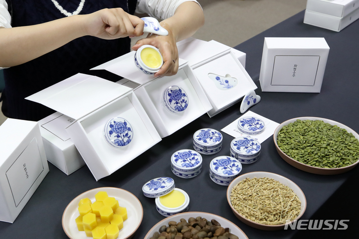 [서울=뉴시스] 박진희 기자 = 문화재청 한국전통문화대학교와 국립고궁박물관이 7일 서울 종로구 국립고궁박물관 본관 강당에서 전통화장품 ‘화협옹주 도자에디션’ 제품을 공개하고 있다. 영조의 딸이자 사도세자 친누이인 화협옹주묘(남양주시 삼패동 소재)에서 2015년부터 2017년까지 진행된 발굴조사를 통해 생전에 사용한 화장품 용기(9건-갈색고체 5건, 액체류 2건, 백분 1건, 적분 1건)를 포함한 총 47건 93점의 유물이 출토되었다. 2022.12.07. pak7130@newsis.com