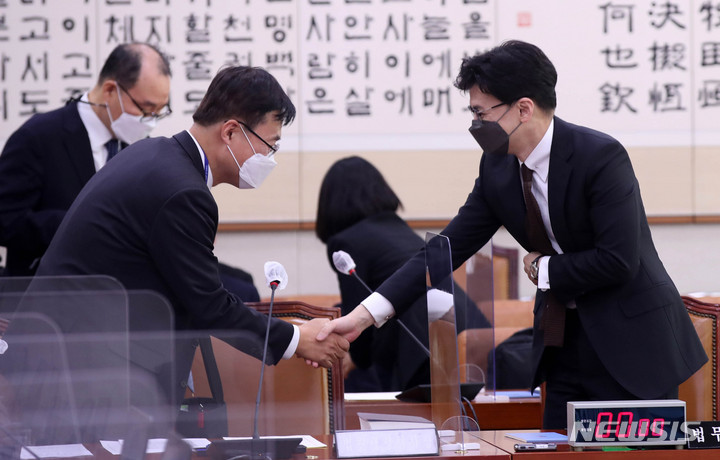 [서울=뉴시스] 고범준 기자 = 한동훈 법무부 장관과 김형두 법원행정처 차장이 7일 오전 서울 여의도 국회에서 열린 법제사법위원회 전체회의에서 악수하고 있다. 2022.12.07. bjko@newsis.com