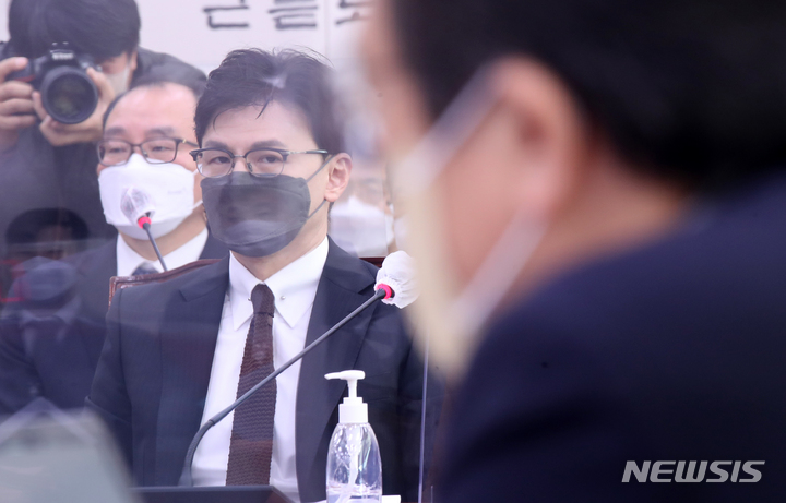 [서울=뉴시스] 고범준 기자 = 한동훈 법무부 장관이 7일 오전 서울 여의도 국회에서 열린 법제사법위원회 전체회의에서 김의겸 더불어민주당 의원을 바라보고 있다. 2022.12.07. bjko@newsis.com