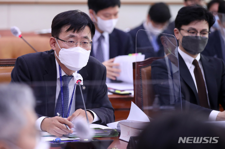 [서울=뉴시스] 고범준 기자 = 김형두 당시 법원행정처 차장이 지난해 12월7일 오전 서울 여의도 국회에서 열린 법제사법위원회 전체회의에서 의원 질의에 답변하고 있다. 2022.12.07. bjko@newsis.com