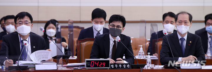 [서울=뉴시스] 고범준 기자 = 한동훈 법무부 장관이 7일 오전 서울 여의도 국회에서 열린 법제사법위원회 전체회의에서 의원 질의에 답변하고 있다. 왼쪽부터 김형두 법원행정처 차장, 한동훈 장관, 이완규 법제처장. 2022.12.07. bjko@newsis.com