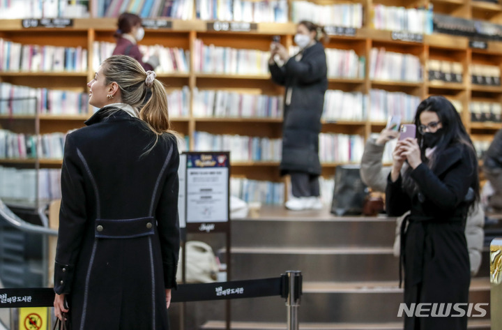 [서울=뉴시스] 정병혁 기자 =지난 7일 오후 서울시내 한 대형쇼핑몰에서 시민들이 마스크를 벗고 사진을 찍고 있다. 정부가 이달 말까지 실내 마스크 착용 의무 완화 조정방안을 결정하기로 했다. 백경련 질병관리청장은 이날 정례브리핑에서 "마스크 의무 조정 관련 기준과 대상, 방법 등은 현재 전문가 그룹 논의 중"이라며 "이행시기는 향후 기준이 충족되면 이르면 내년 1월에서 늦어도 3월 사이가 될 것으로 보고 있다"고 했다. 2022.12.07. jhope@newsis.com