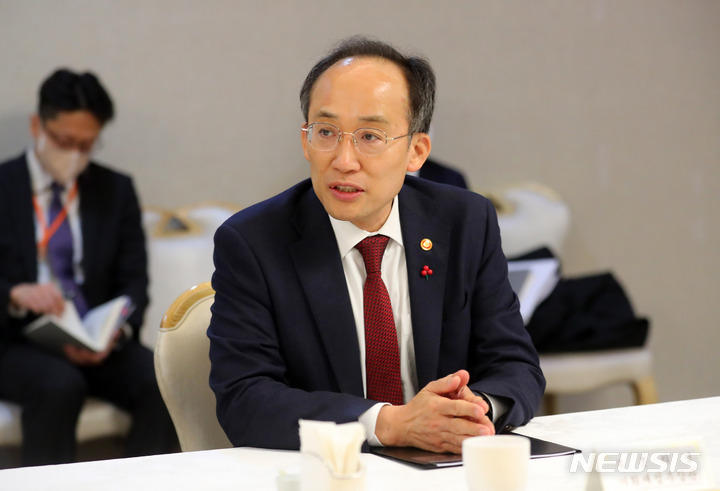 [서울=뉴시스] 배훈식 기자 = 추경호 경제부총리 겸 기획재정부 장관이 7일 오후 서울 종로구 정부서울청사에서 열린 경제정책방향 관련 거시경제 전문가 간담회에 참석해 인사말을 하고 있다. 2022.12.07. dahora83@newsis.com