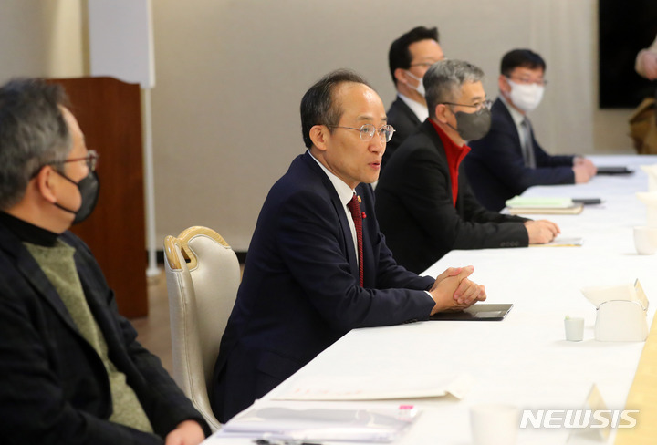 [서울=뉴시스] 배훈식 기자 = 추경호 경제부총리 겸 기획재정부 장관이 7일 오후 서울 종로구 정부서울청사에서 열린 경제정책방향 관련 거시경제 전문가 간담회에 참석해 인사말을 하고 있다. 2022.12.07. dahora83@newsis.com