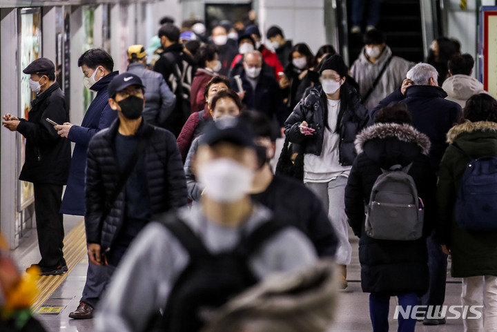 [서울=뉴시스] 정병혁 기자 = 7일 오후 중구 지하철 1호선 서울역에서 마스크를 쓴 시민들이 이동하고 있다. 정부가 이달 말까지 실내 마스크 착용 의무 완화 조정방안을 결정하기로 했다. 백경련 질병관리청장은 이날 정례브리핑에서 "마스크 의무 조정 관련 기준과 대상, 방법 등은 현재 전문가 그룹 논의 중"이라며 "이행시기는 향후 기준이 충족되면 이르면 내년 1월에서 늦어도 3월 사이가 될 것으로 보고 있다"고 했다. 2022.12.07. jhope@newsis.com