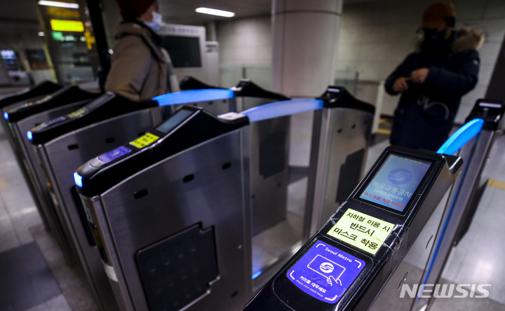 [서울=뉴시스] 정병혁 기자 = 지난 7일 오후 중구 시청역 개찰구에 지하철 이용 시 마스크 착용 안내문이 붙어 있다. 2022.12.14. jhope@newsis.com